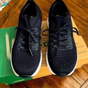 NWT Sketchers Go Golf Navy woman’s Golf Shoes.